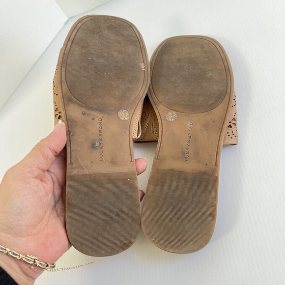 Lucky Brand Slide Sandals Size 10 Laser Cut Floral Tan Shoes Flat Slip On - Picture 8 of 10